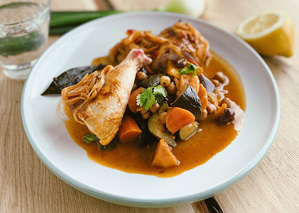 Chicken Yassa, schmackhafter Gemüseeintopf