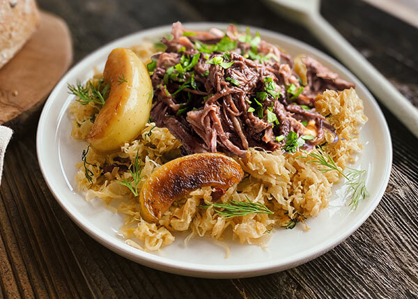 Rinderwangenstreifen mit Sauerkraut, Bratäpfeln und Goji-Beeren