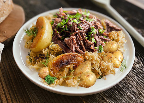 Rinderwangenstreifen mit Apfel-Kartoffel-Sauerkraut