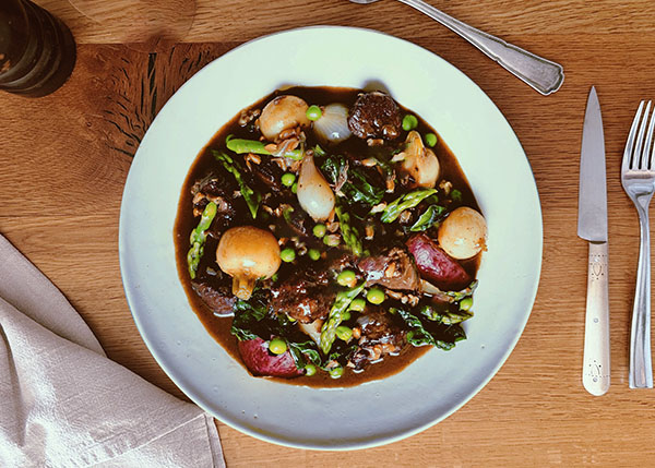 Ragoût de bœuf printanier, légumes de saison