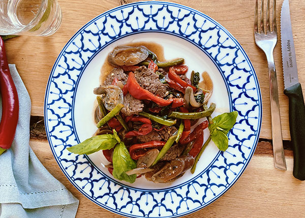 Pad Kaprow - émincé of beef, Thai basil and crunchy vegetables