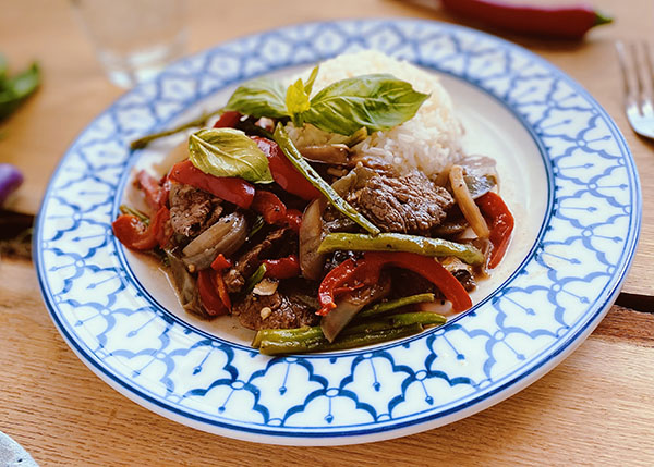 Rindfleisch-Émincé mit Thai-Basilikum und duftendem Reis, Pad Kaprow