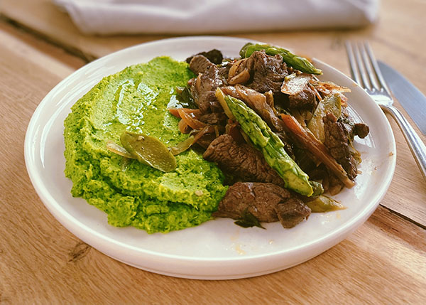 Sautiertes Rindfleisch mit grünem Spargel, Brokkoli in brauner Butter