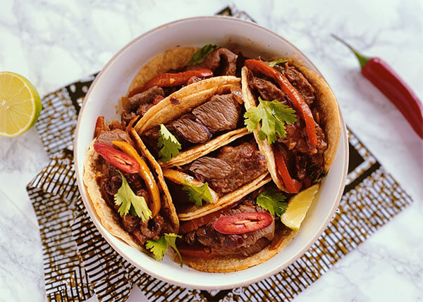 Tacos aus geräuchertem Rindfleisch und Paprika, low-carb Tortillas