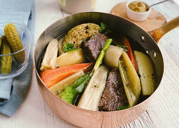 Pot-au-feu vom Rind mit Gemüse, traditionellem körnigen Senf