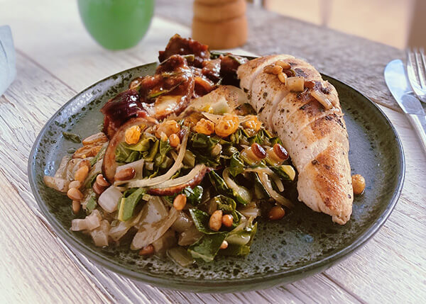 Hähnchen mit Zitrone, Mangoldsteaks mit Pinienkernen und Rosinen