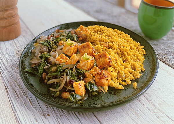 Tempeh citron, côtes de blettes aux pignons et raisins, quinoa au curcuma