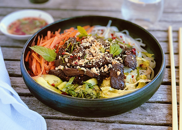 Vietnamesischer Bo Bun Salat mit gebratenem Rindfleisch und Konjaknudeln