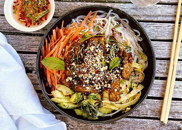 Salade Vetnamienne Bo Bun au bœuf sauté