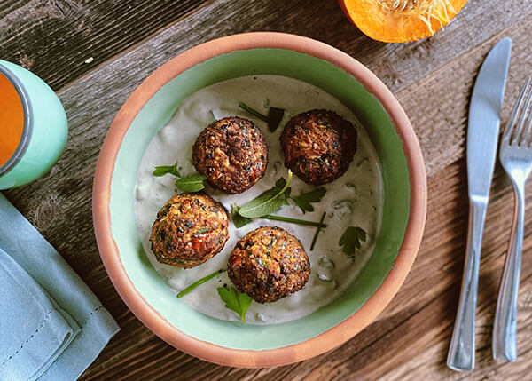 Kürbis- und Trompetenbällchen mit Pilzsauce