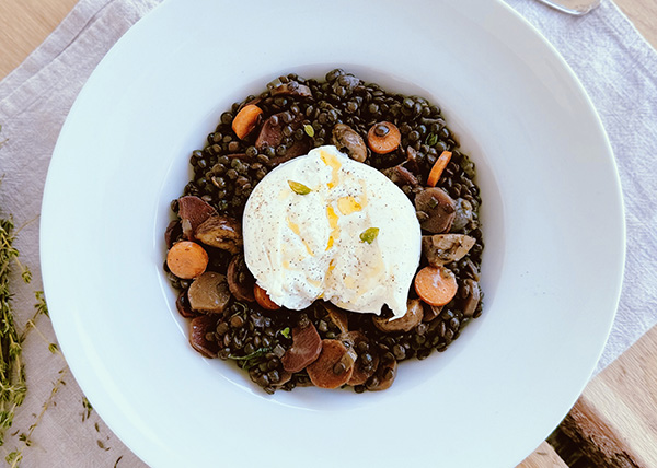 Burrata crémeuse, carotte et lentilles à l'oseille