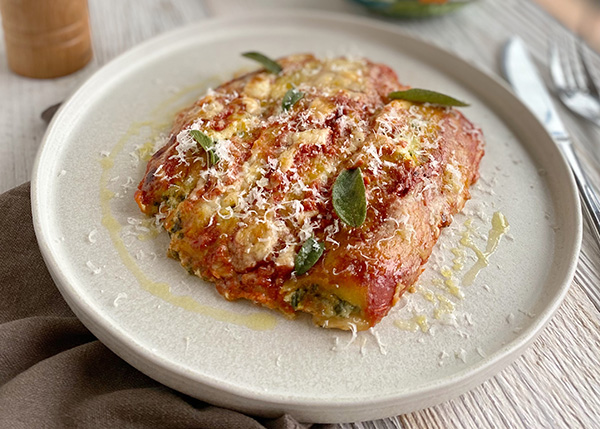 Cannelloni mit Ricotta und Spinat, Tomatensauce mit Basilikum