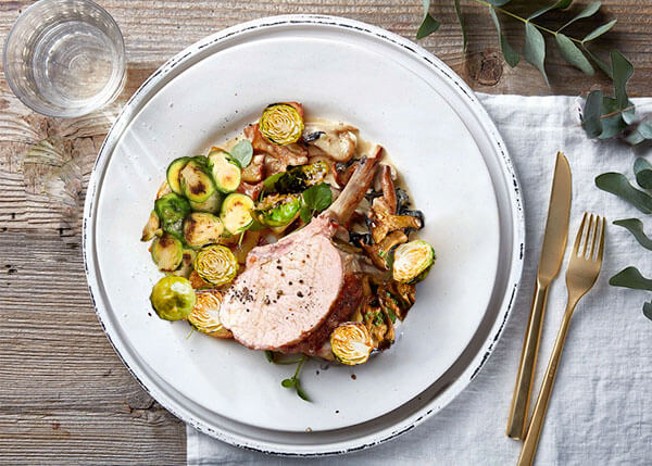 Carré de porc grillé, poêlée forestière aux champignons et choux de Bruxelles