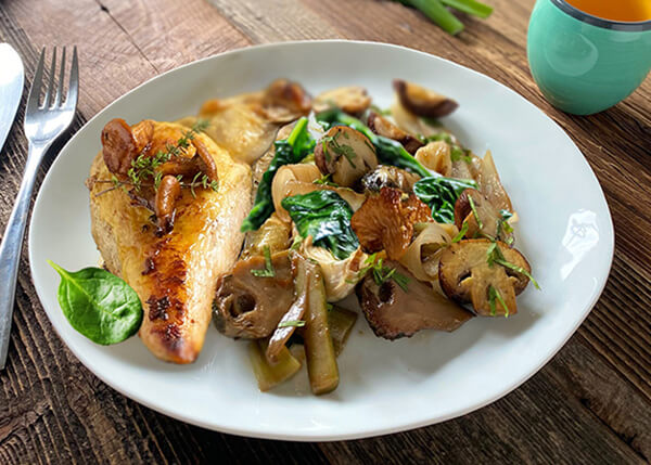 Suprême de poulet fermier aux artichauts, barigoule de champignons des bois et épinards