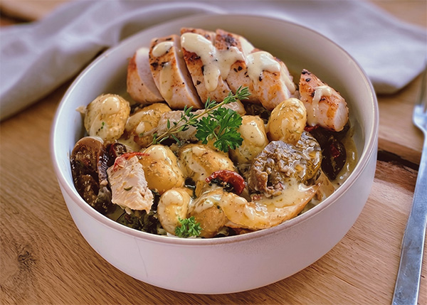 Hähnchen mit Zitrone, Spinat-Artischocken-Gratin und Bratkartoffeln