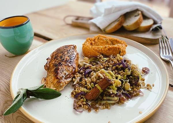 Gegrilltes Hähnchen mit Bulgur, Karotten-Hummus mit Koriander