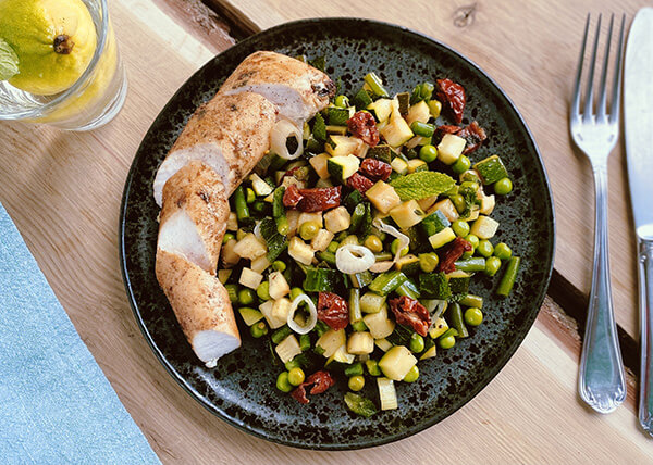 Hähnchen in Balsamico-Sauce, Gemüse der Saison mit Minze