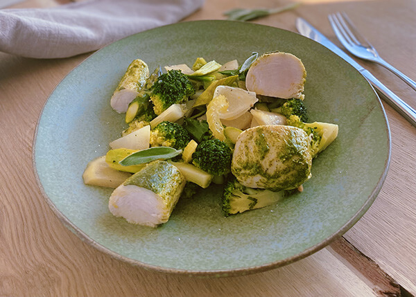 Fluffiges Geflügel mit Pesto, grünem Gemüse