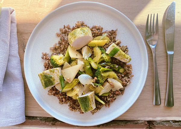 Zartes Hähnchen, Pesto, knackiges grünes Gemüse mit Müsli