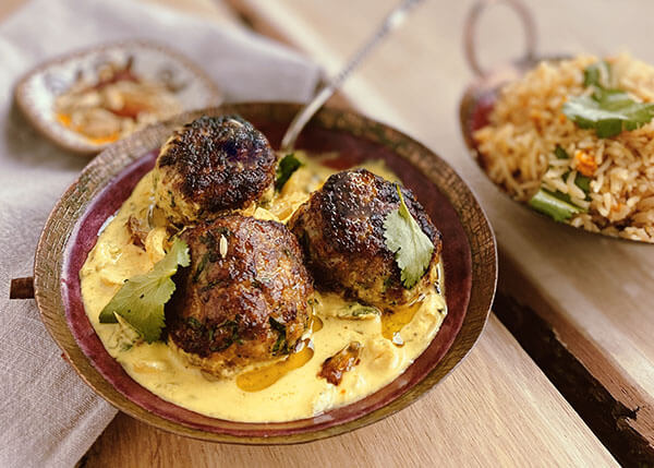 Hühnerfleischbällchen mit Madras-Curry und indischem Reis