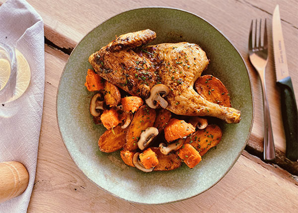 Grilled poulet with mild spices, potatoes, mushrooms and carrots