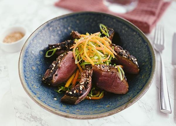 Filet de canard laqué à la sauce soja et aux graines de sésame, salade de carottes coréenne