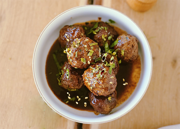 Koreanische Schweine- und Rindfleischbällchen mit milden Gewürzen