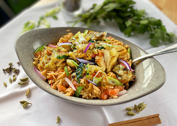 Paella nach Valencianischer Art mit Hähnchen und Blumenkohlreis