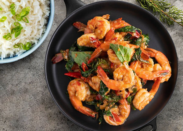 Gebratene Garnelen mit Tomaten und Basilikum, Reis und Kohl