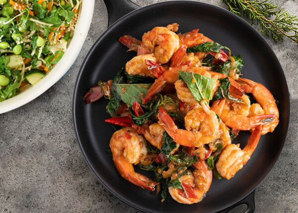 Sauté de crevettes thai aux tomates et au basilic, edamame et choux
