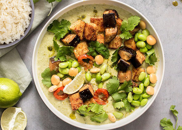 Thailändisches grünes Tofu-Curry mit Baby-Gemüse und Reis