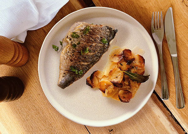 Dorade grillée, céleri et navet à la boulangère