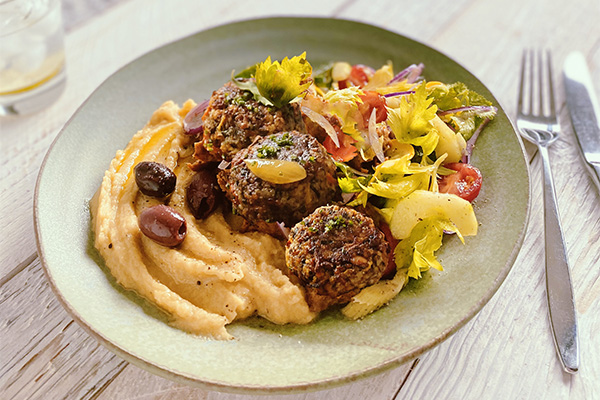 Griechische Fava-Bohnen, vegetarische Frikadellen mit knackigem Gemüse