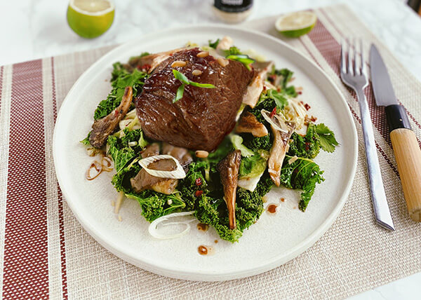 Kalbsfilet auf koreanische Art, gebratener Grünkohl und Austernpilze