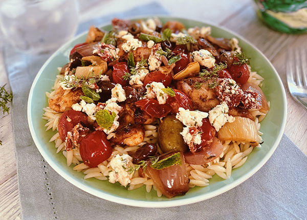 Hähnchen nach griechischer Art, mit Oliven-Tomaten, Feta und Orzo-NudelnGriechisches Hähnchen mit Tomaten, Orzo und Tyatziki