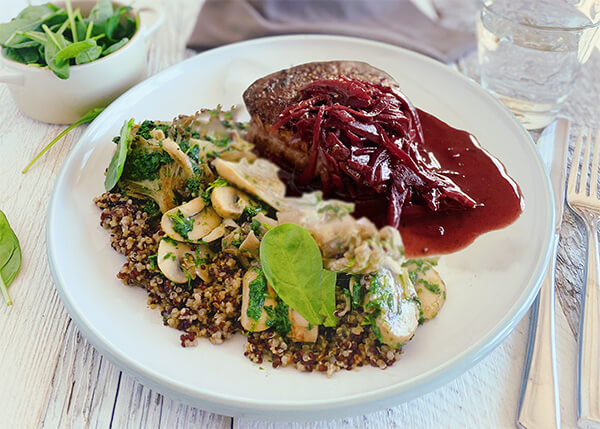 Rinderfilet mit Garanoir-Sauce, knusprige Quinoa und im Ofen geröstete Pilze