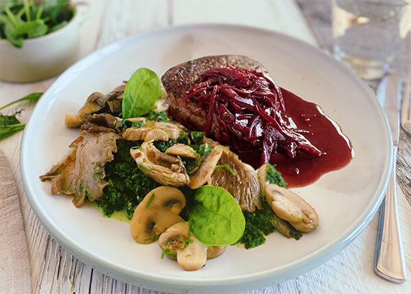 Beef tenderloin with garanoir sauce, spinach and oven-roasted mushrooms