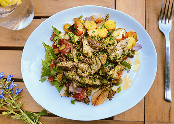 Salade de poulet et pommes de terre grillés aux légumes, sauce chimichurri
