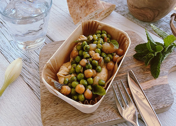 Hummus, grüne Erbsen, Kichererbsen mit Minze, Kreuzkümmel und Sumach