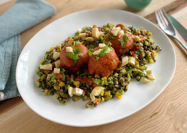 Boulettes d'agneau bœuf à la sauce tomate fumée, légumes, lentilles et dès d'artichauts