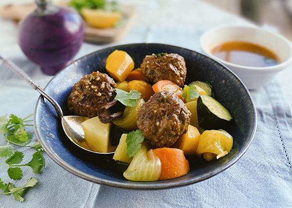 Gemüseauflauf mit Chermoula-Bällchen aus Lamm- und Rindfleisch