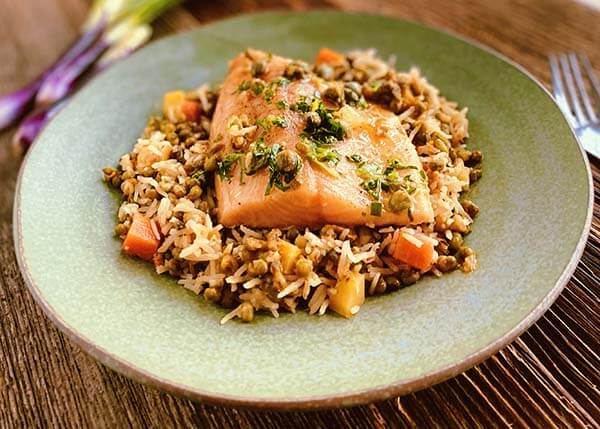 Weißer Saibling mit Kapern und Zitrone, gedämpfte Möhren mit Mungobohnen und Reis