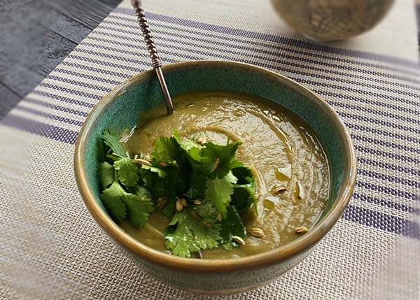 Creamy pea soup with indian spices