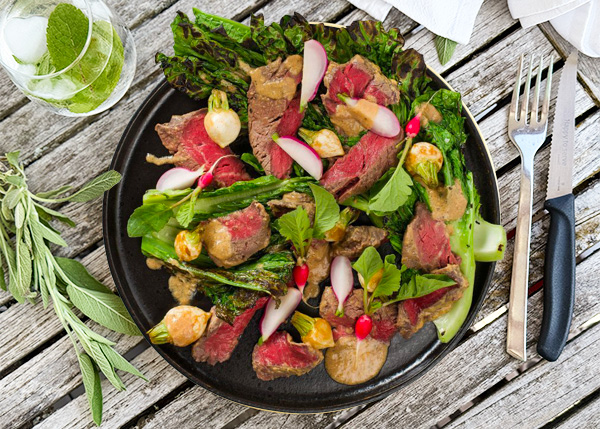 Bœuf poché mariné au miso avec légumes d'été et herbes aromatiques