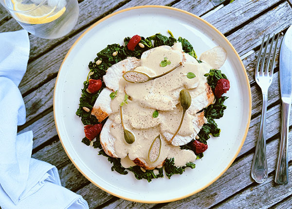 Pollo Tonnato, Spinat mit Nussöl und sonnengetrockneten Tomaten