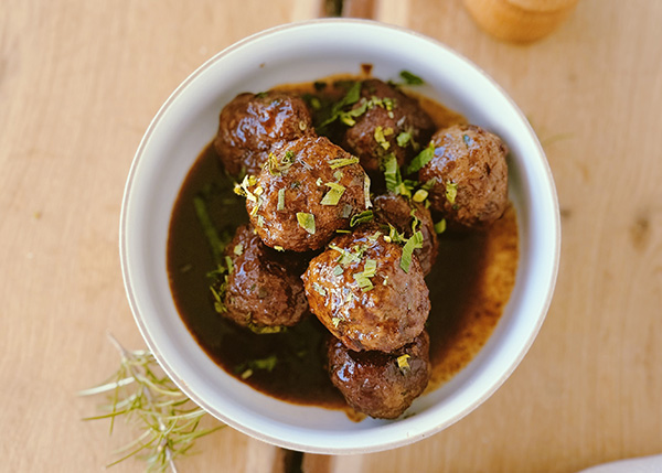 Schweine- und Rindfleischbällchen in süß-saurer Sauce,