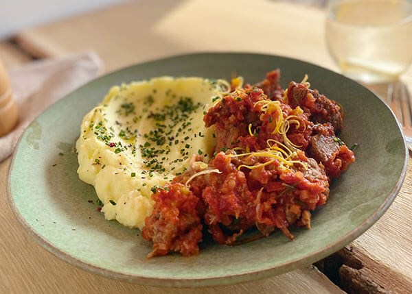 Sauté de veau "alla gremolata", écrasé de pommes de terre à la ciboulette