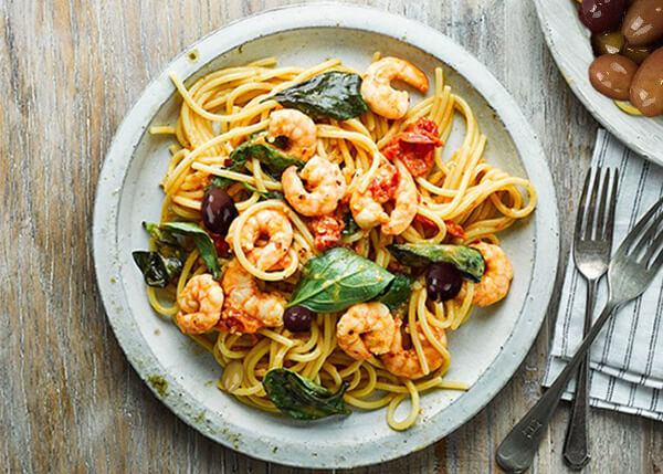 Spaghetti de gambas à la tomate, au piment doux et basilic