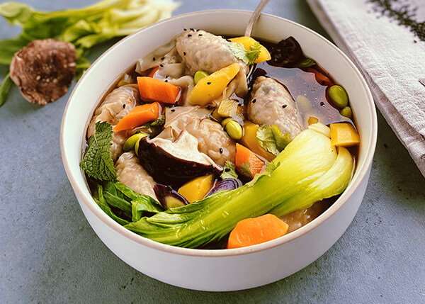 Wontonsuppe mit Garnelen und Gemüse