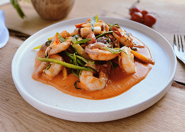 Crevettes à l'estragon, poêlée légumière croquante